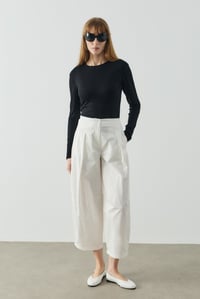 Beyaz Pile Detaylı Crop Boy Gabardin Pantolon