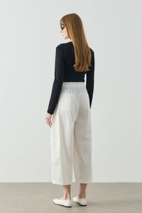 Beyaz Pile Detaylı Crop Boy Gabardin Pantolon