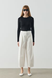Beyaz Pile Detaylı Crop Boy Gabardin Pantolon