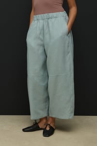 Koyu Mint Kesik Detaylı Crop Barrel Keten Pantolon