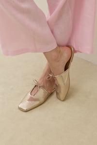 Metalik Rose Gold Bağcık Detaylı Kare Burun Terlik