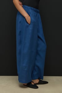 Saks Mavisi Kesik Detaylı Crop Barrel Keten Pantolon
