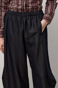 Siyah Dökümlü Kumaş Geniş Paça Pantolon