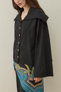 Siyah Geniş Yakalı Keten Gömlek