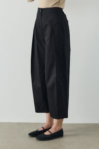 Siyah Pile Detaylı Crop Boy Gabardin Pantolon