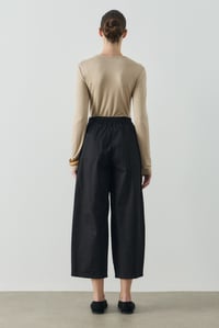 Siyah Pile Detaylı Crop Boy Gabardin Pantolon