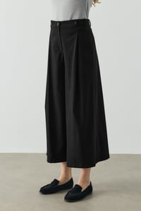 Siyah Üç Düğme Detaylı Crop Pantolon
