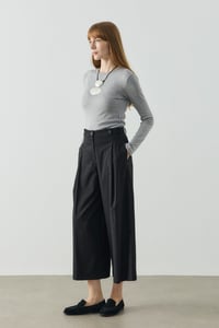 Siyah Üç Düğme Detaylı Crop Pantolon