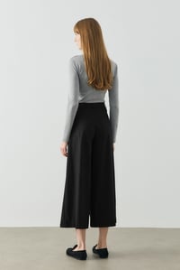 Siyah Üç Düğme Detaylı Crop Pantolon