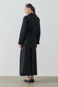 Siyah V Yakalı Kruvaze Gömlek