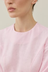 Toz Pembe Asimetrik Volanlı Keten Bluz