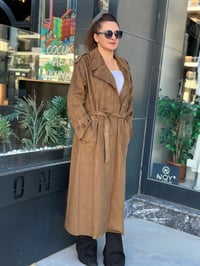 BELDEN KUŞAKLI SÜET TRENÇ