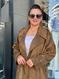 BELDEN KUŞAKLI SÜET TRENÇ