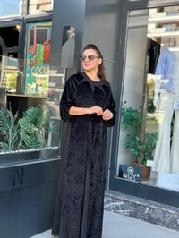 ÇİFT KATLI YAKASI TAŞ AKSESUARLI KADİFE DETAYLI MOSS ELBİSE