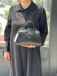 Elden Tutmalı ve Askılı Siyah Çanta