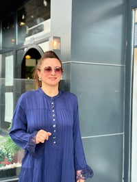 Gece İpeği Güpürlü Düğme Detaylı Elbise Lacivert