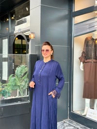 Gece İpeği Güpürlü Düğme Detaylı Elbise Lacivert
