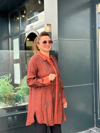 İpek Kumaş Taş İşlemeli Gömlek Tarçın