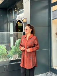 İpek Kumaş Taş İşlemeli Gömlek Tarçın