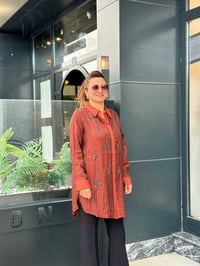 İpek Kumaş Taş İşlemeli Gömlek Tarçın