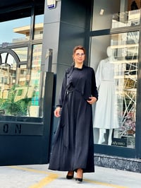 İthal Saten Kumaş Fırfır Detaylı Elbise Siyah