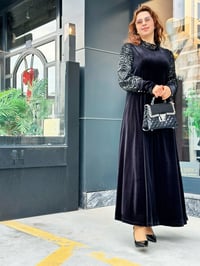 Kadife Kolları Güpürlü İşlemeli Elbise Siyah