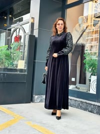 Kadife Kolları Güpürlü İşlemeli Elbise Siyah