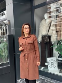 Kapitone Taş Detaylı Uzun Kap