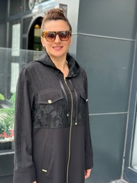 Kapşonlu Kendinden Desenli Taş İşlemeli Kap Siyah