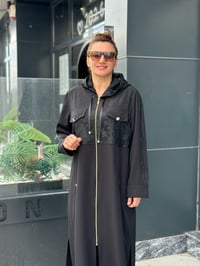 Kapşonlu Kendinden Desenli Taş İşlemeli Kap Siyah