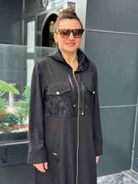Kapşonlu Kendinden Desenli Taş İşlemeli Kap Siyah