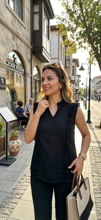 Keten Güpür Detaylı Sıfır Kol Bluz Siyah