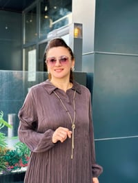 Kolyeli İpek Kumaş Elbise Kahverengi