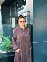 Kolyeli İpek Kumaş Elbise Kahverengi