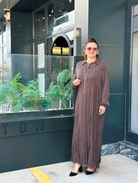Kolyeli İpek Kumaş Elbise Kahverengi