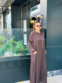 Kolyeli İpek Kumaş Elbise Kahverengi