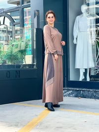 Pul ve Deri Detaylı Esnek Kumaş Etekli Takım Vizon