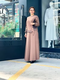 Pul ve Deri Detaylı Esnek Kumaş Etekli Takım Vizon