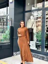 Qupra Omuz Taş Detaylı Qupra Elbise Kahverengi