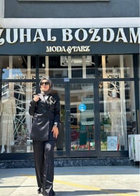 Saten Kumaş İnci Detaylı Broş ceket Pantolon 