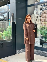 Saten Özel işlemeli İkili Pantolonlu Takım Kahverengi
