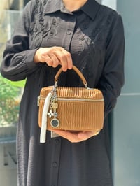 Yandan Charm Detaylı Taba Çanta 