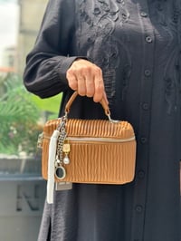 Yandan Charm Detaylı Taba Çanta 