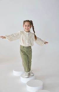 Ekru nevürlü  gömlek yeşil denim pantolon