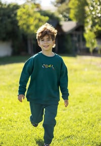 Sweatshirt ve Eşofman Takımı Çocuk bisiklet yaka, eğlenceli nakış detaylı, unisex ve rahat kalıp sweatshirt ve Cepli, lastikli ve ayarlanabilir bel kısmına sahip eşofman altı – Antrasit Füme - Yeşil kordonlu Tok duran, rahat ve yumuşacık Ultra Yumuşak Dok