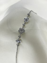 Fashion Jewelry Vip Çiçek  Detaylı Zirkon Taşlı Kadın Bileklik Gümüş