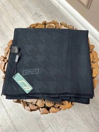 İpekevi 04390 Siyah Dört Mevsim Kazayağı Desenli Monogram Şal