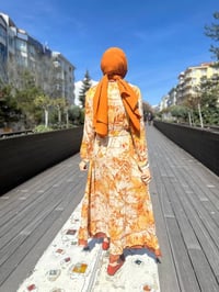 Misswhence 35808 Oranj Desenli Fularlı Elbise
