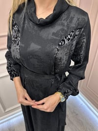 Misswhence 38801 Siyah Jakarlı Cupro Elbise