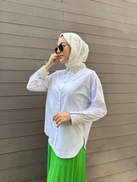 MY312 24S8199 Beyaz Manşet Ve Yaka Taşlı Gömlek